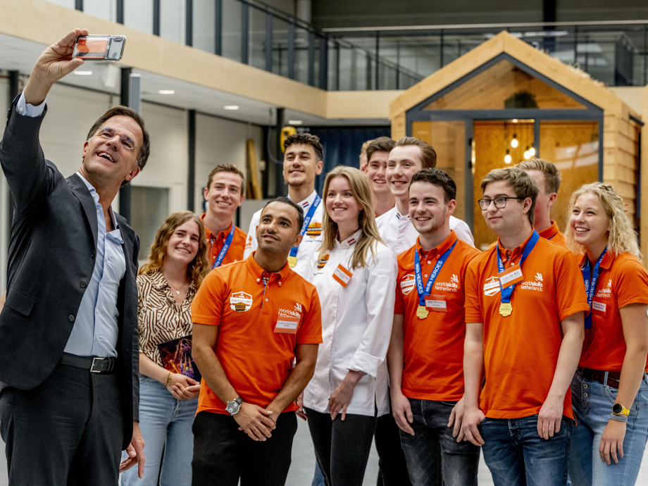 Premier Rutte met studenten van ROC Mondriaan (foto: Robin Utrecht/ANP)