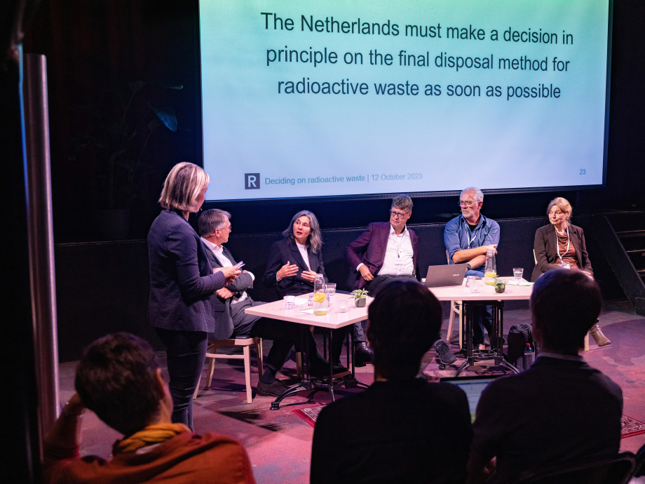Een panel van wetenschappers, beleidsmakers en maatschappelijke organisaties bespreekt hoe Nederland zou kunnen besluiten over de eindberging van zijn radioactief afval.