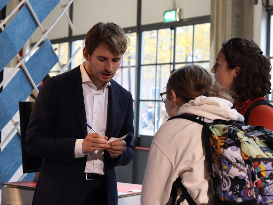 Onderzoeker in gesprek met bezoekers aan de Dutch Design Week 2021.