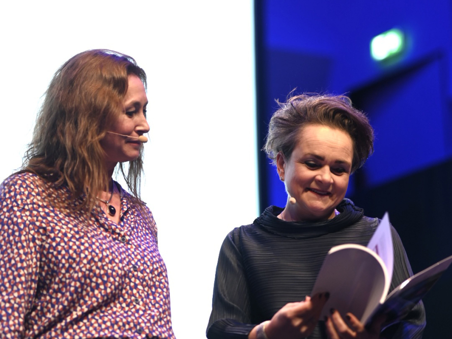 Staatssecretaris van Huffelen neemt de publicatie in ontvangst van coördinator Mariette van Huijstee