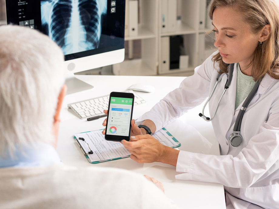 Een dokter laat data zien op een app