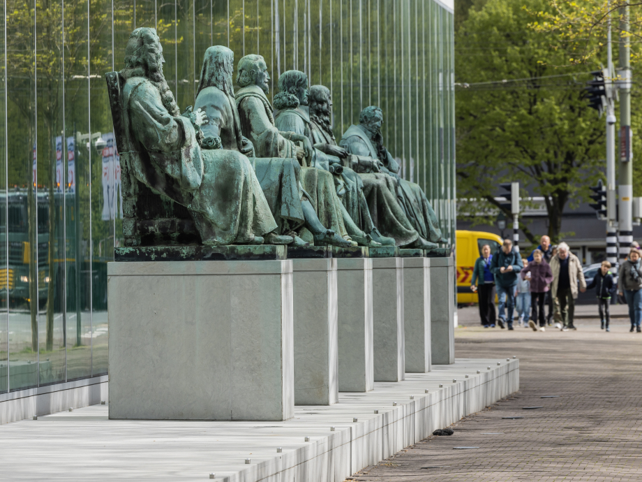 Beelden van vooraanstaande juristen voor het gebouw van de Hoge Raad in Den Haag.