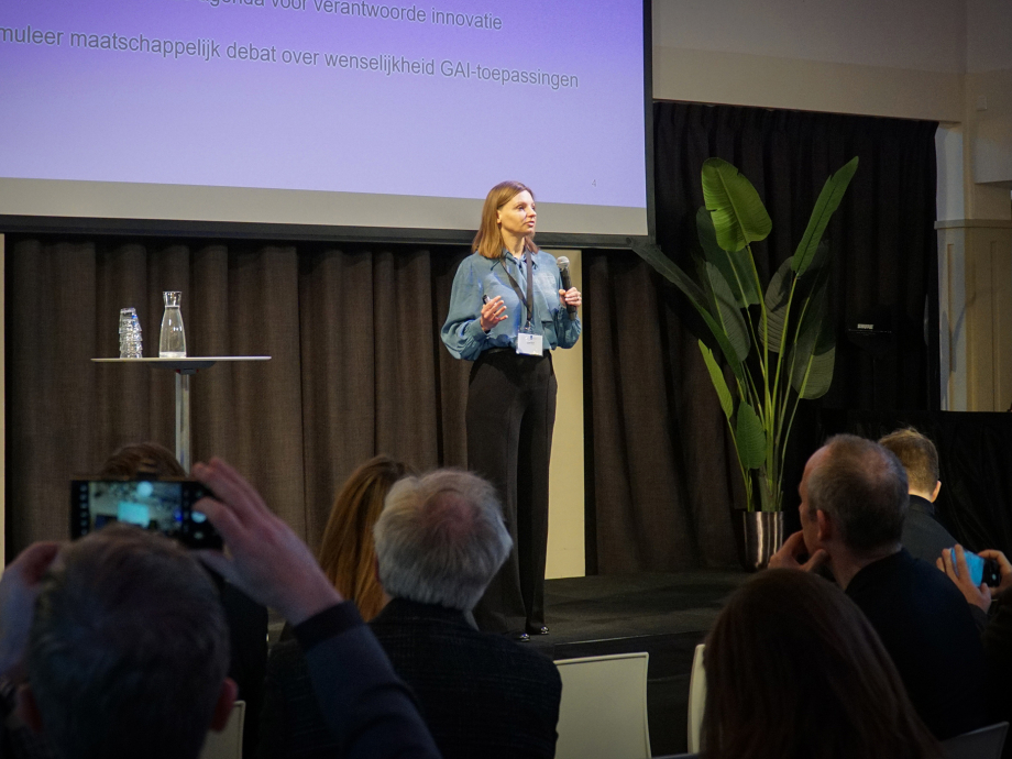 Linda Kool presenteert de Scan Generatieve AI bij de overhandiging aan Alexandra van Huffelen