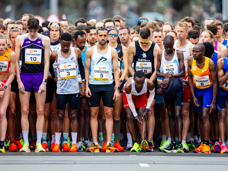 Deelnemers aan de City-Pier-City-loop staan klaar voor de start.