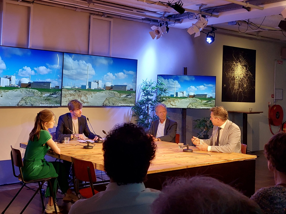 Deelnemers aan het gesprek over kernenergie in Pakhuis de Zwijger.