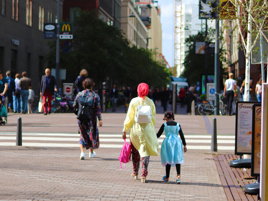 Mensen wandelen op straat in Den Haag