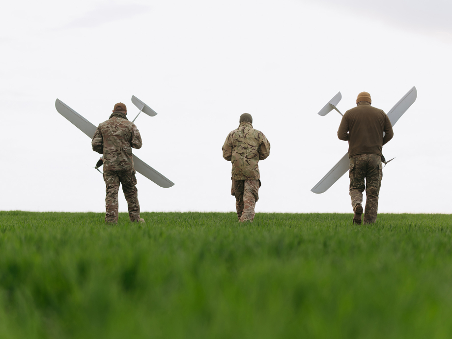 Militairen lopen met onbemande drones
