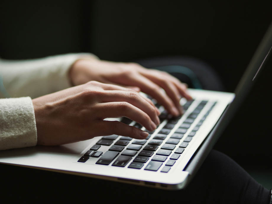 Aan het werk op een laptop