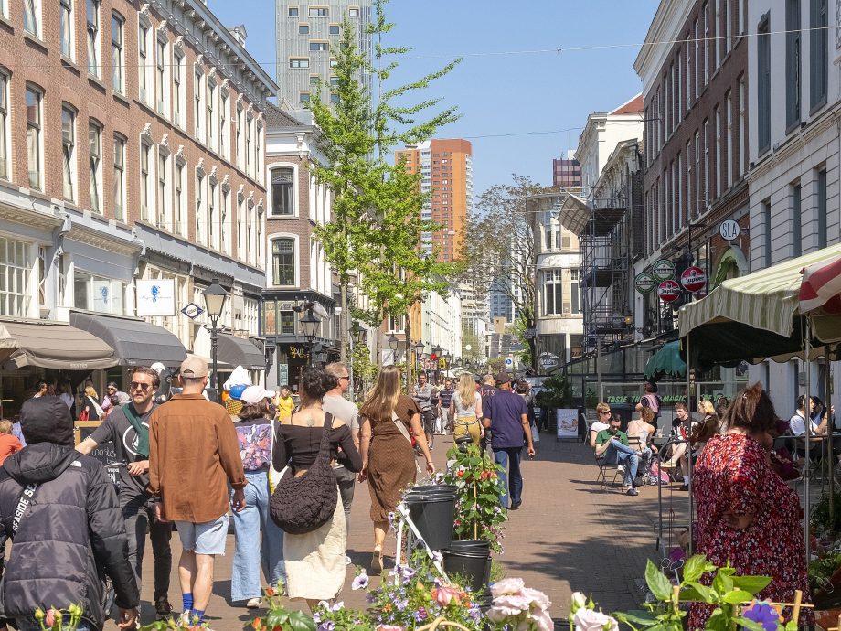 Winkelende mensen op de Oude Binnenweg in het centrum van Rotterdam