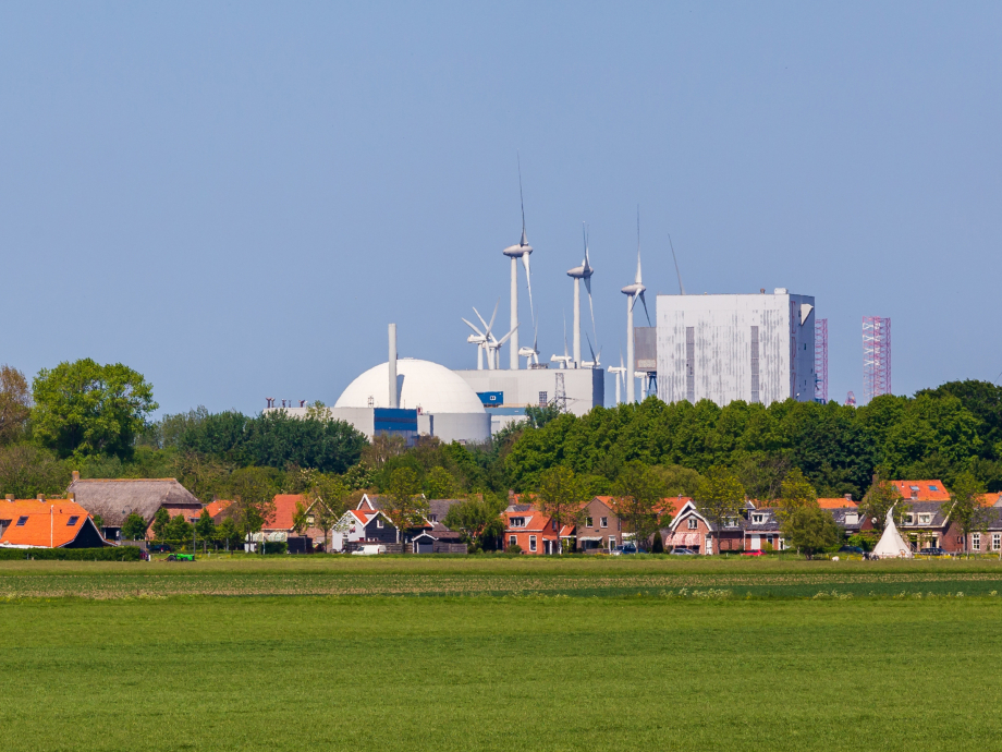 De kerncentrale van Borselle met het dorp op de voorgrond
