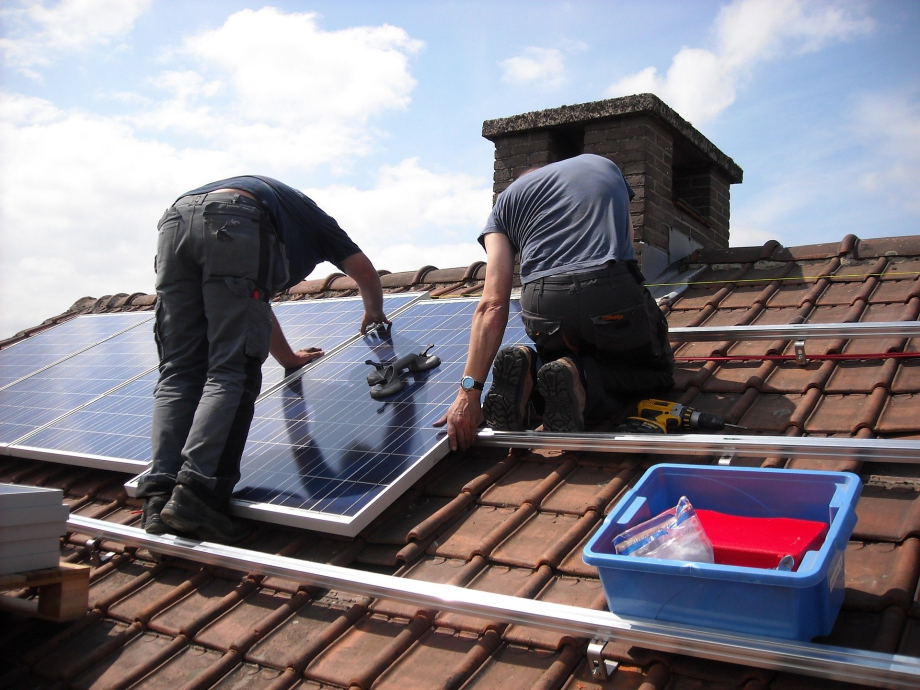 Aanleg  van zonnepanelen op een dak