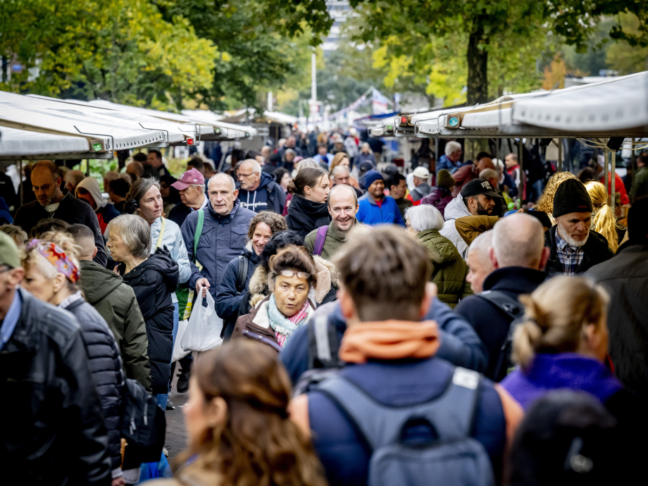 Winkelend publiek op de markt in Rotterdam