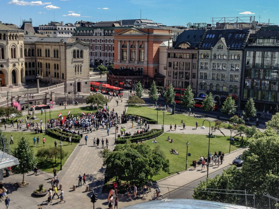 Parlement van Noorwegen met publiek op straat 