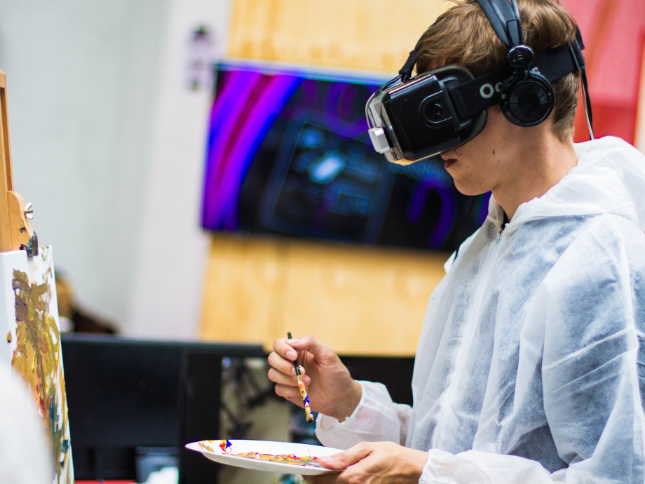 Jongen die met VR-bril op schildert 