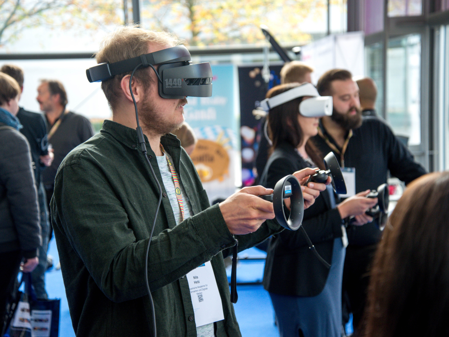Mensen met VR-brillen op 