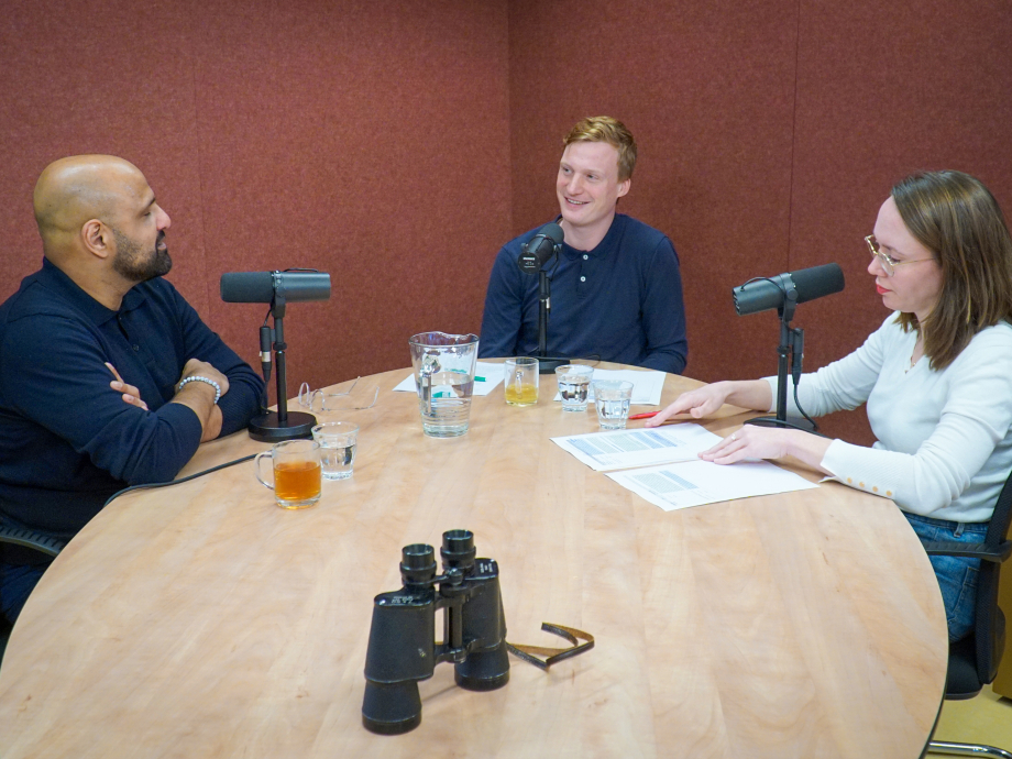 Opname van de podcast Verrekijkers met aan tafel hosts Simone en Djurre en gast Haroon Sheikh