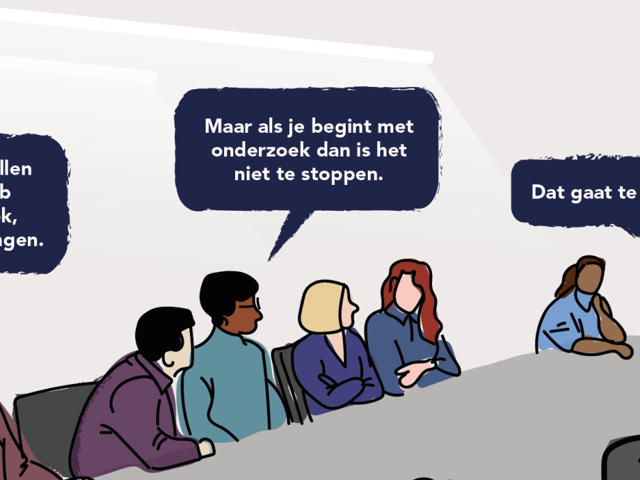 Illustratie van tafel met pratende mensen en spreekwolkjes.