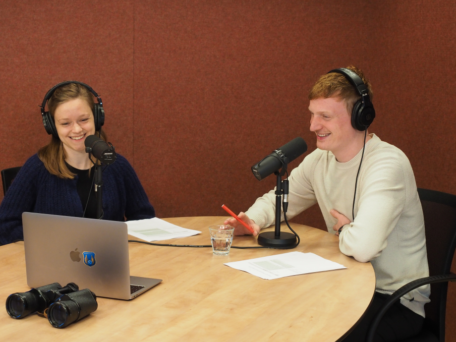 Hosts Djurre en Marleen praten via liveverbinding met Sigrid in België