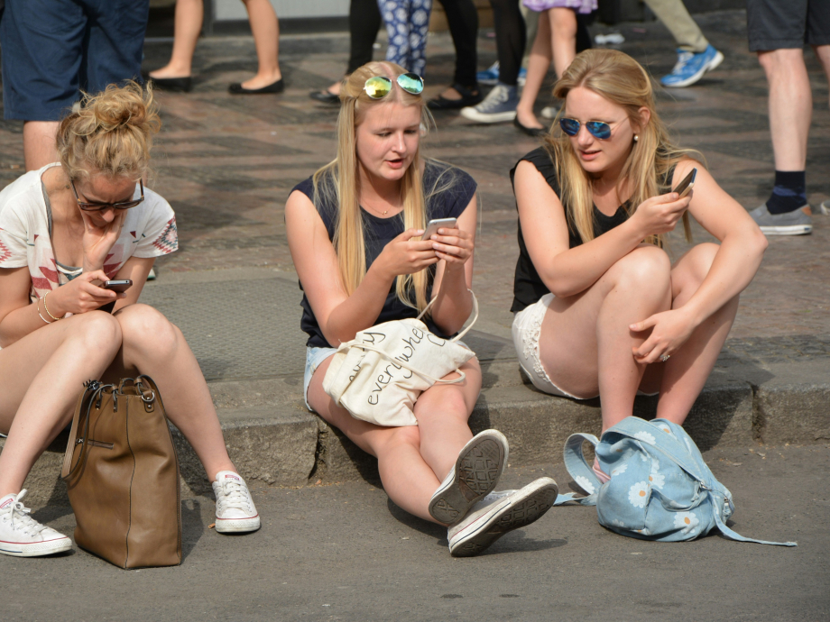 Drie vrouwen met mobieltjes