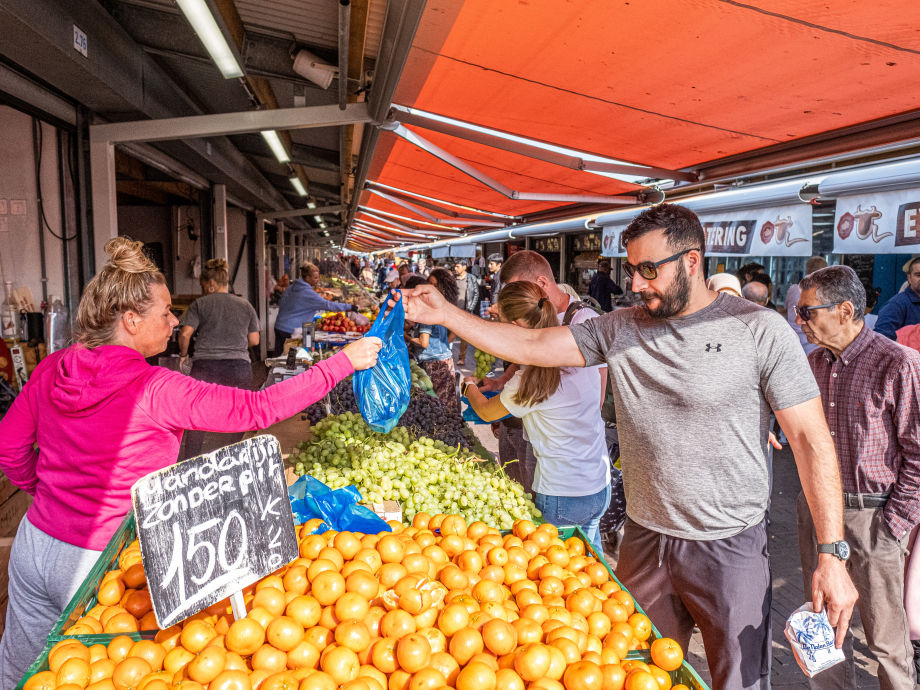 Winkelend publiek op de Haagse Markt, Den Haag