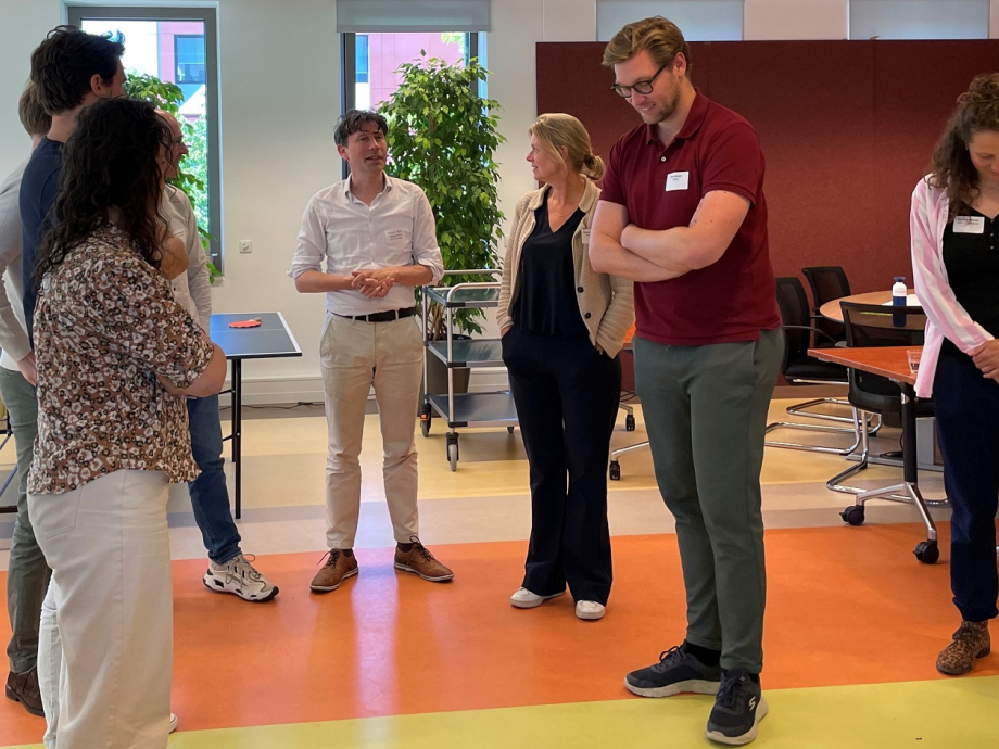 Personen praten tijdens workshop