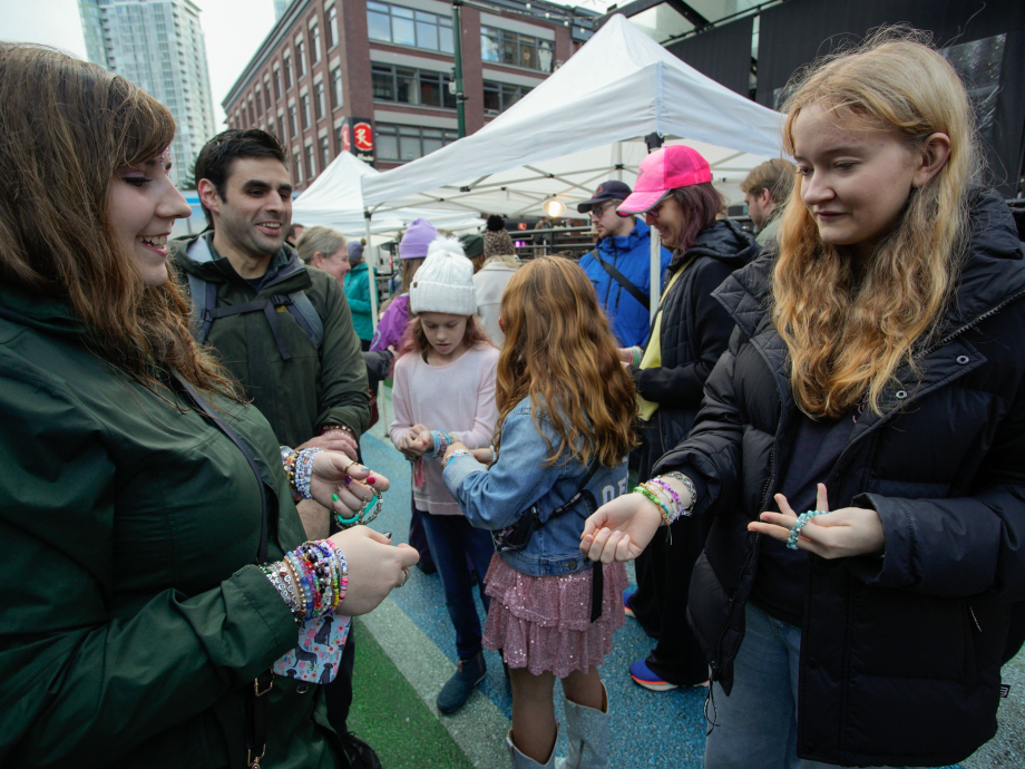 Fans van Taylor Swift wisselen vriendschapsarmbandjes uit op een fan-event in Vancouver