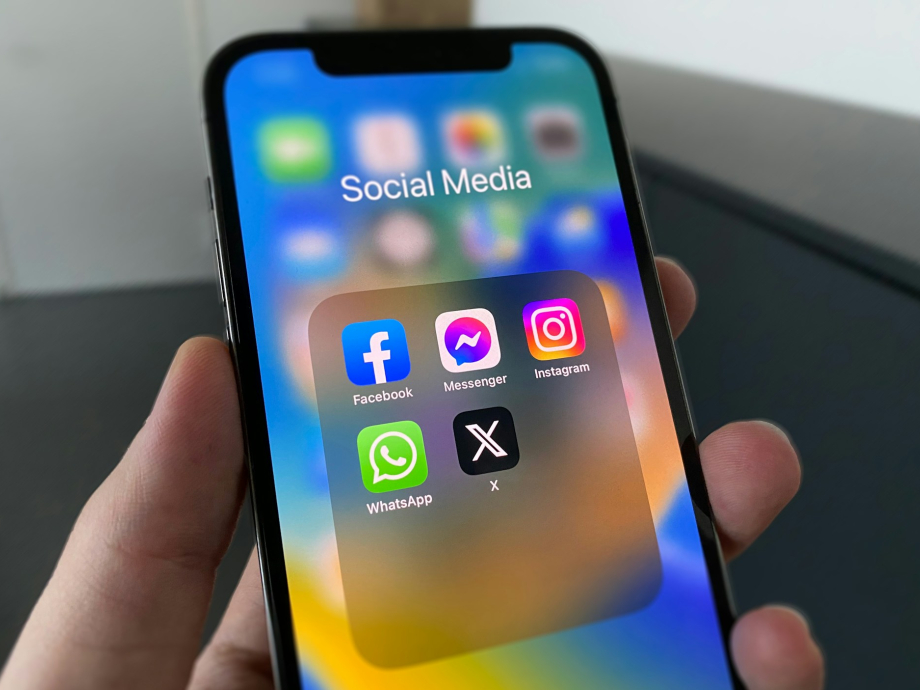 Telefoon met socialmedia-apps