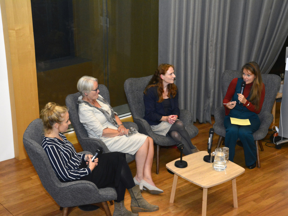 Vier personen in een panel