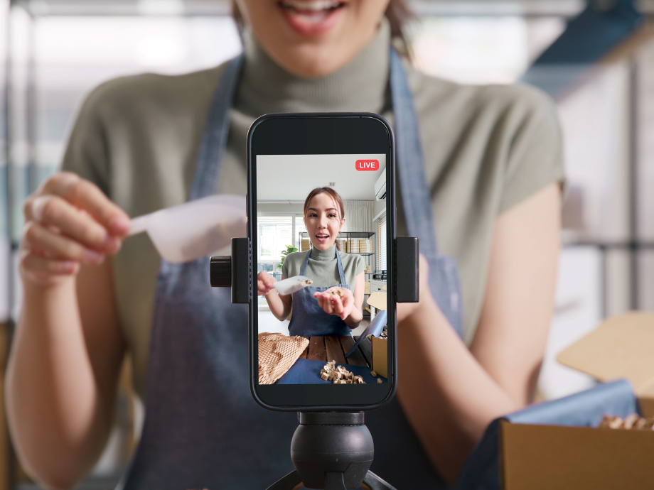 Een influencer filmt zichzelf