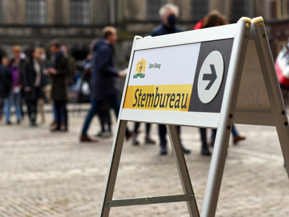 Bordje met de weg naar het stembureau