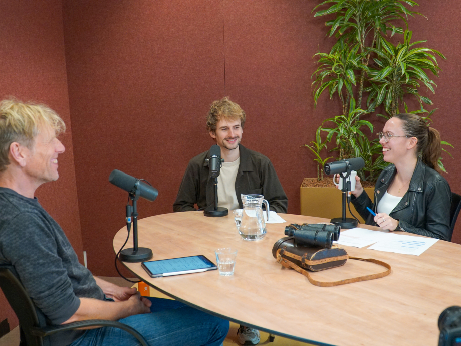 Jaap Henk Hoepman, Wouter Nieuwenhuizen en Simone Harmsen zitten aan tafel voor de podcastopname