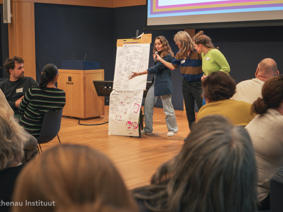 Tekenaar legt tekening uit