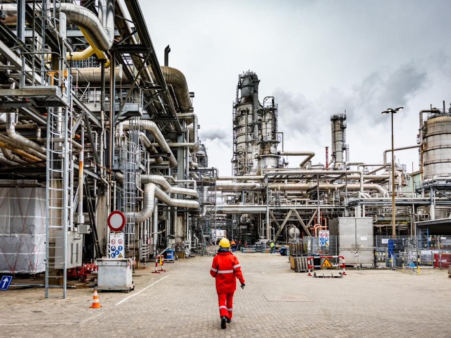 Persoon loopt over terrein bij chemische fabriek
