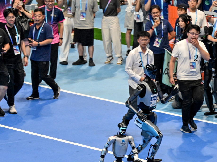 Humanoïde robots tijdens een 100 meter sprint. Foto: Adek Berry/AFP/ANP