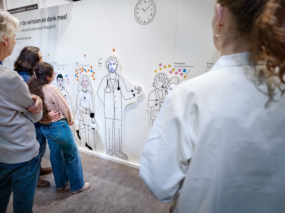 Bezoekers in de tentoonstelling Baby van de toekomst