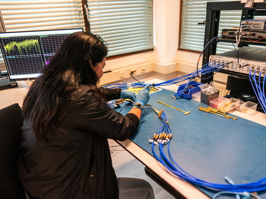 Een medewerker van Delft Circuits werkt aan cryogene bekabeling voor quantumcomputers.