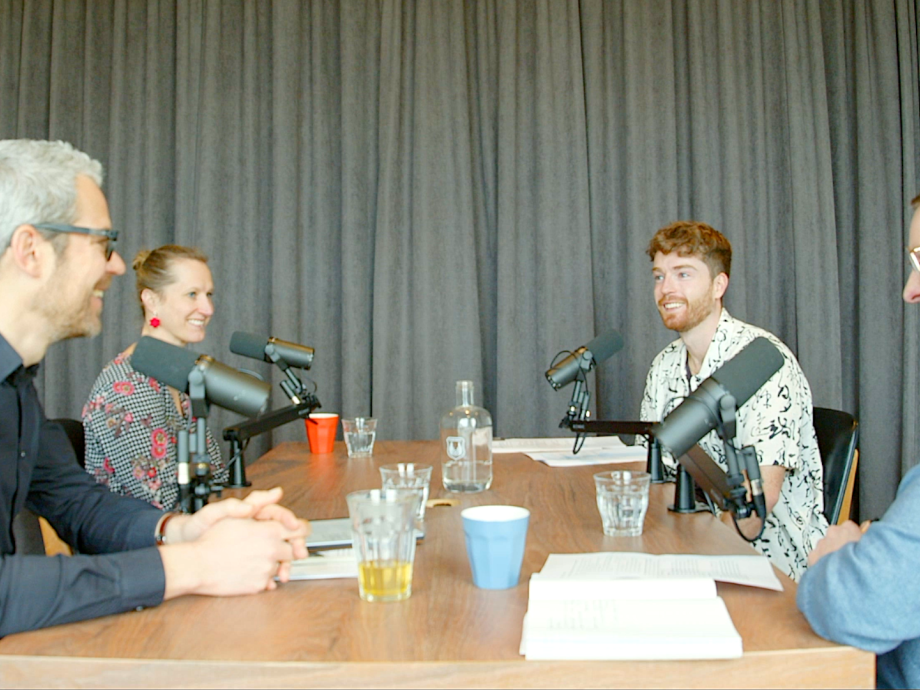 Laurens, Linda, Felienne en Timo in de Podcaststudio
