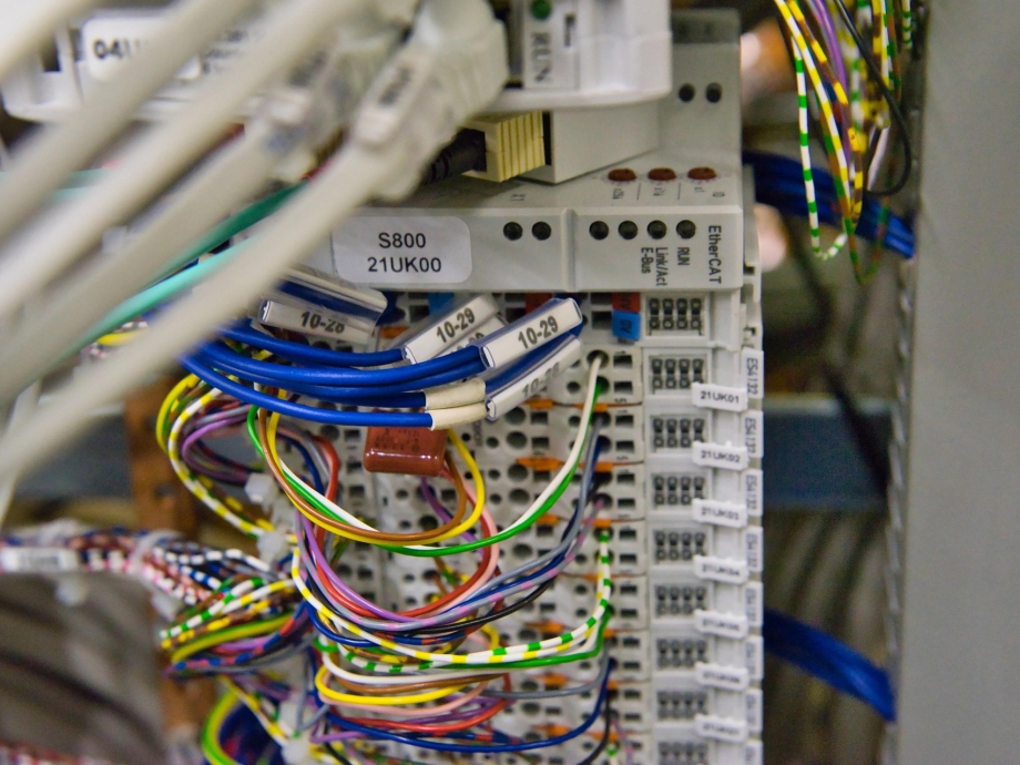 Een wirwar van computersnoeren 