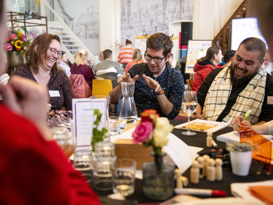 Burgers in gesprek over de digitale toekomst bij een bijeenkomst van het Dialoogprogramma in Lemmer