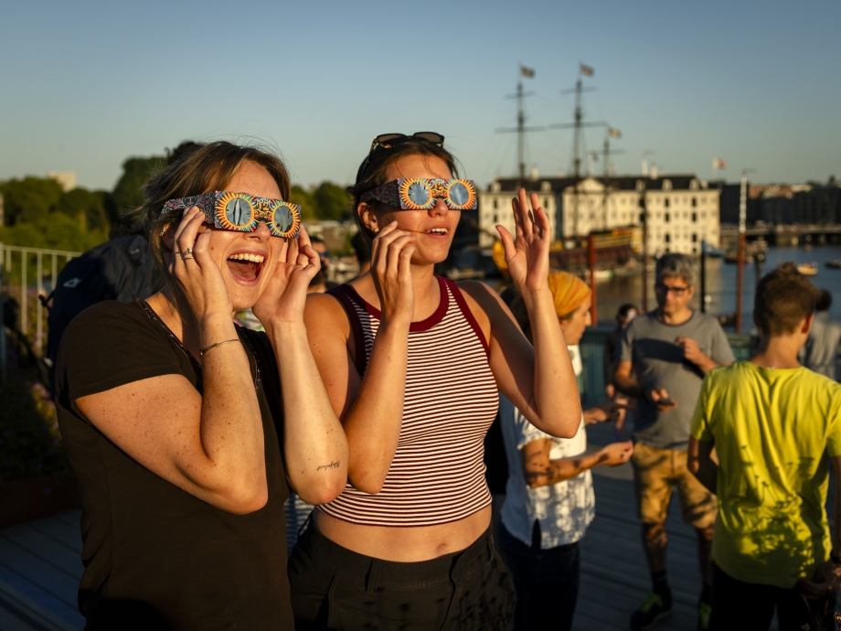 Twee personen kijken naar eclips