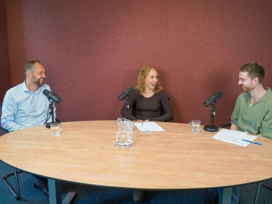 Peter de Keijzer, Eline Slagboom en Timo Nieuwenhuis aan tafel bij Verrekijkers