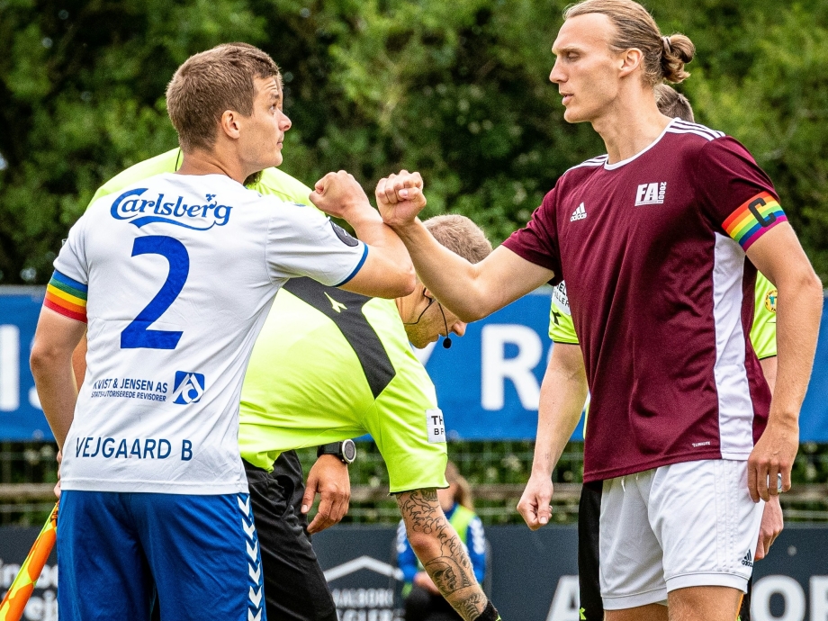 Twee voetballers die elkaar een beetje dreigend aankijken