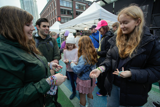 Fans van Taylor Swift wisselen vriendschapsarmbandjes uit op een fan-event in Vancouver