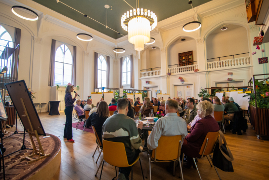 Willemine Willems spreekt de zaal toe in Lemmer