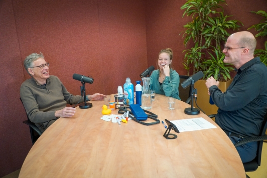 Arnold Stokking, Marleen Schuijer en Vincent Lagendijk tijdens de opnames van Verrekijkers