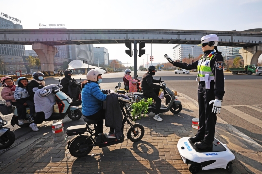 Een AI-robot regelt het verkeer in de Chinese stad Wuhu op 10 januari 2026.