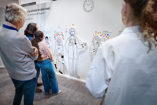 Bezoekers in de tentoonstelling Baby van de toekomst