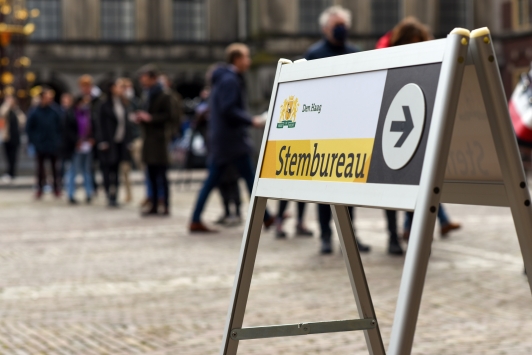 Mensen in de rij bij een stembureau in Den Haag in 2021