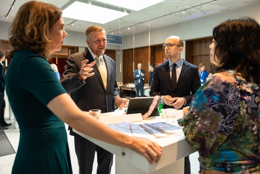 Koning Willem Alexander op bezoek bij de Jonge Akademie (KNAW) in 2025