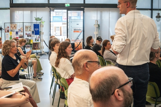 Iemand uit het publiek spreekt